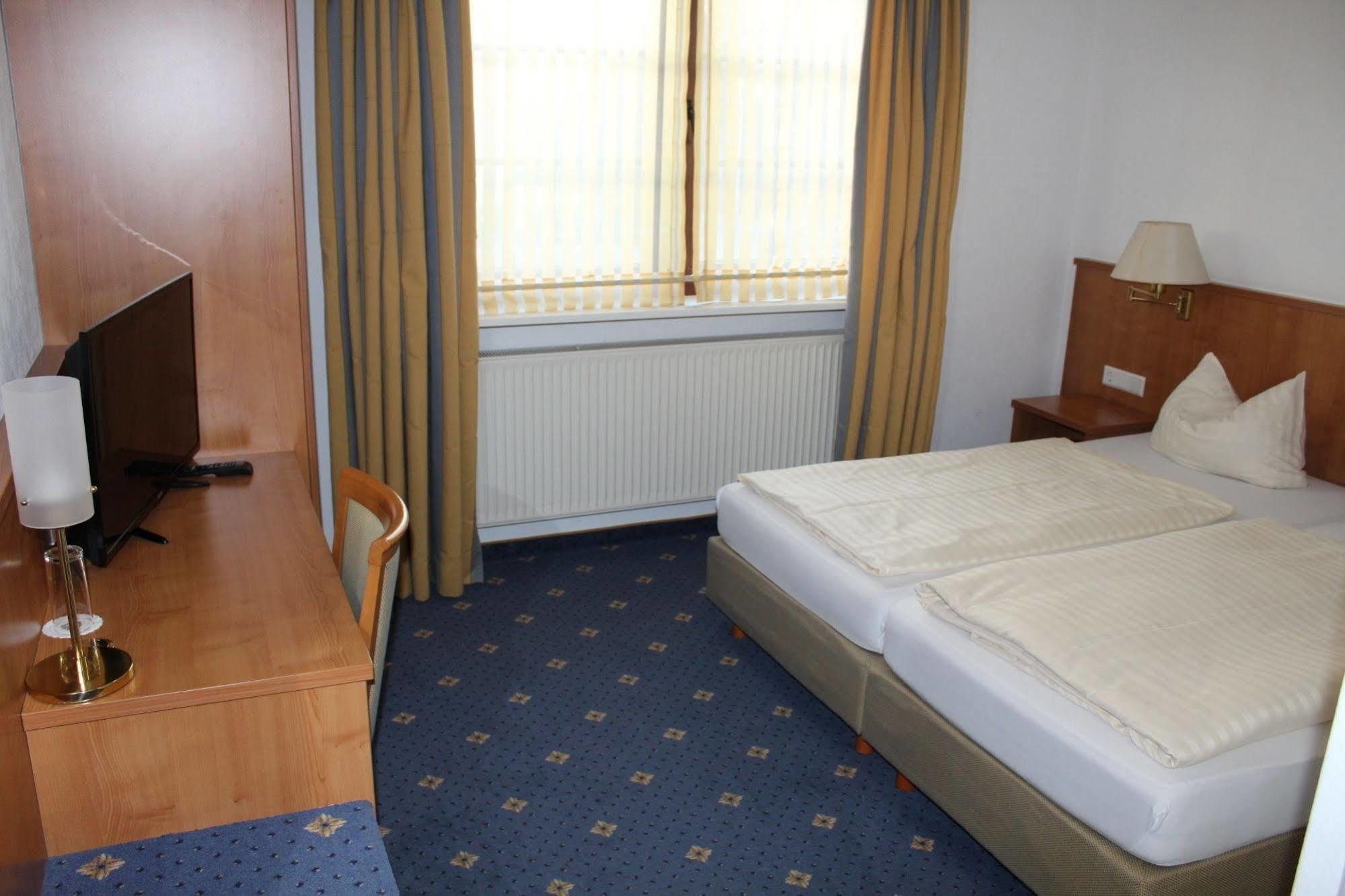 Hotel Kaiserhof Lehrte Buitenkant foto