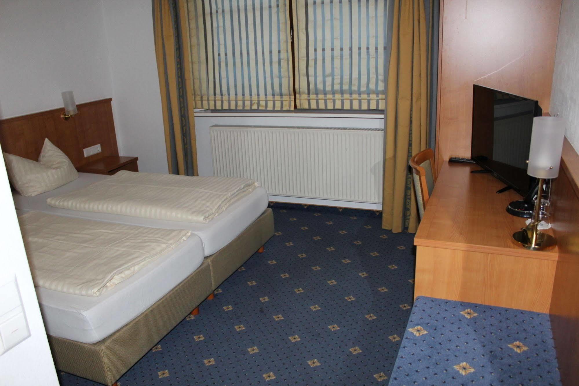 Hotel Kaiserhof Lehrte Buitenkant foto
