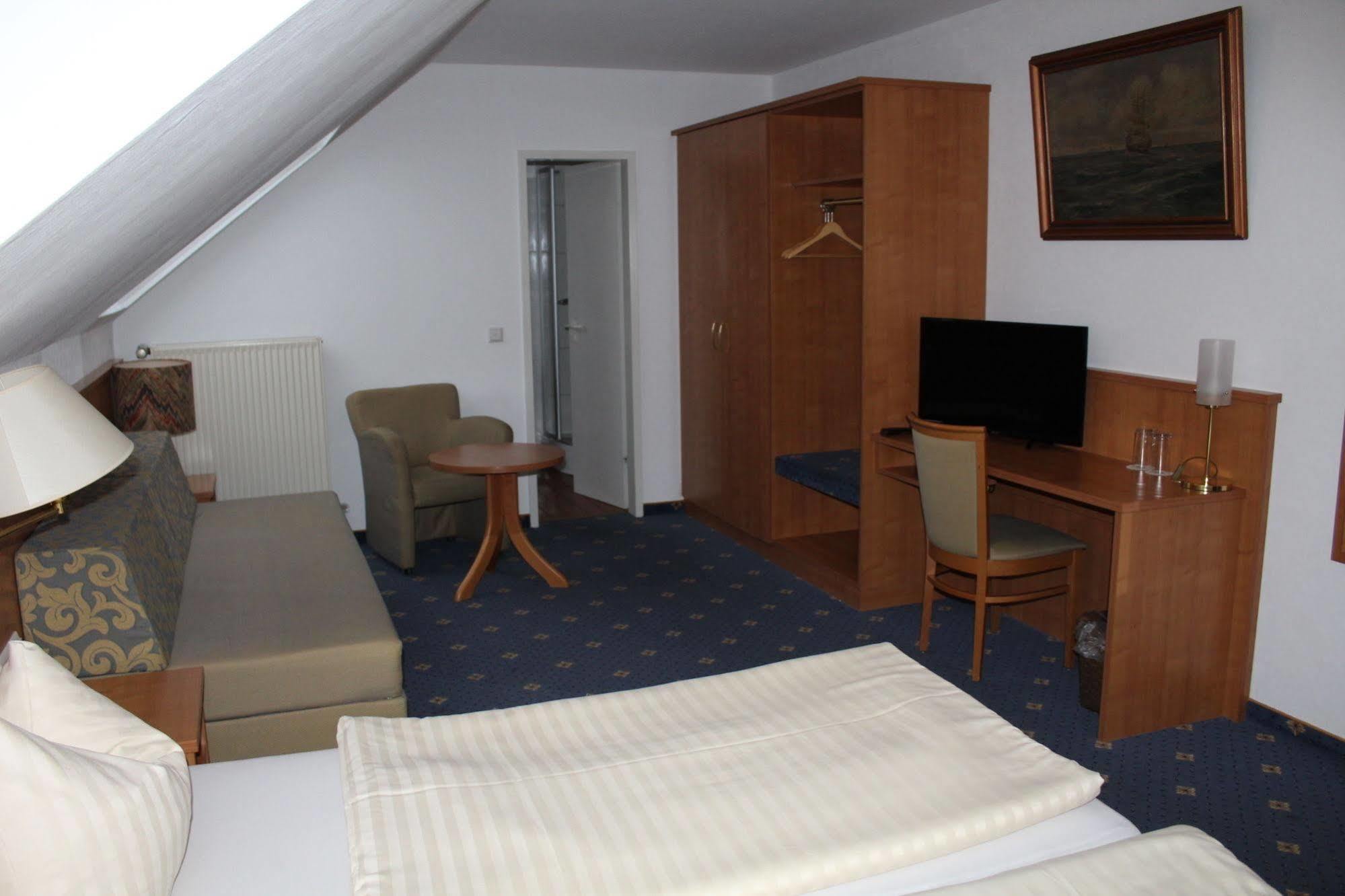 Hotel Kaiserhof Lehrte Buitenkant foto